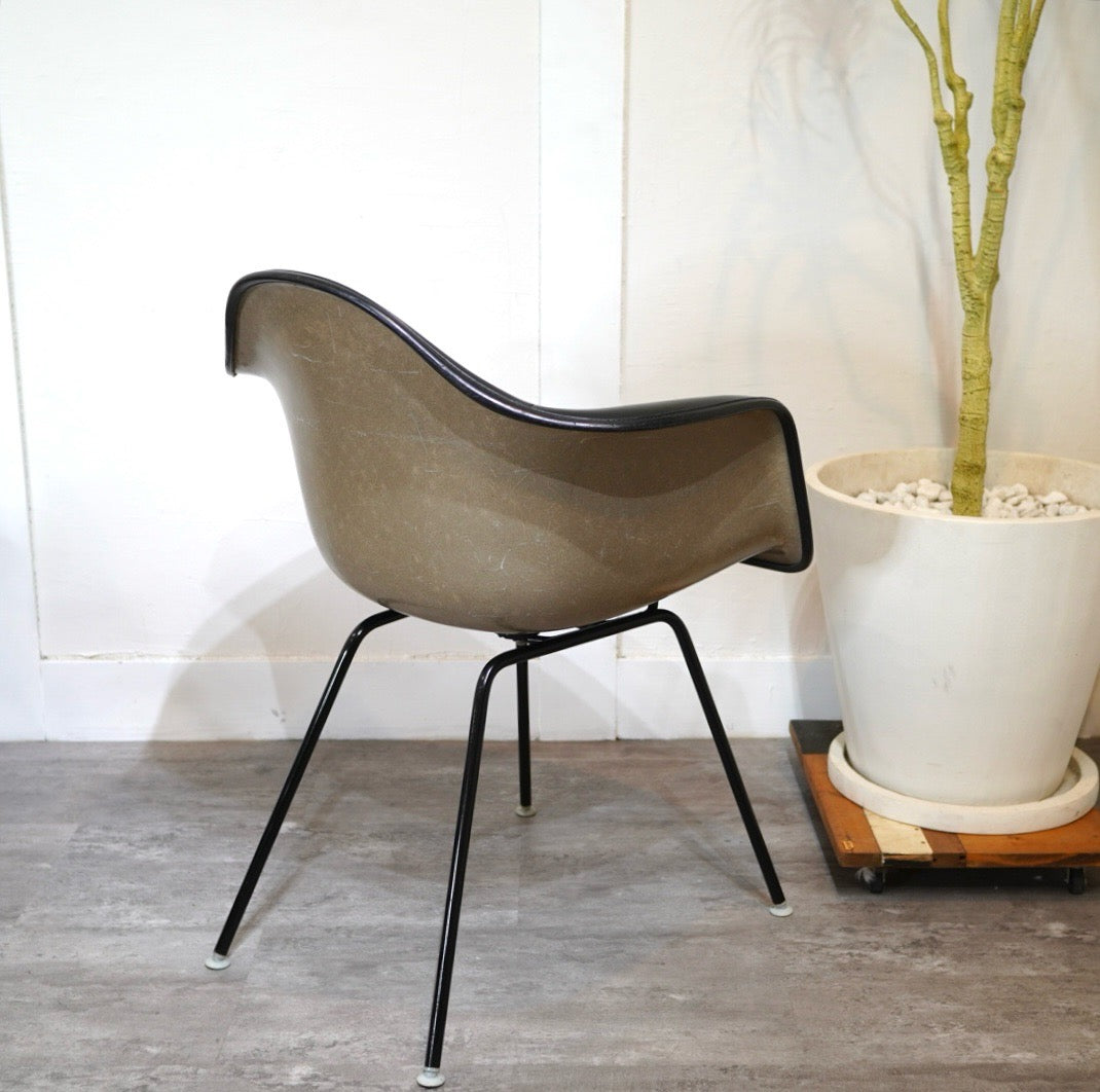 ハーマンミラー Herman Miller アームシェルチェア ナウガレザー 黒 H