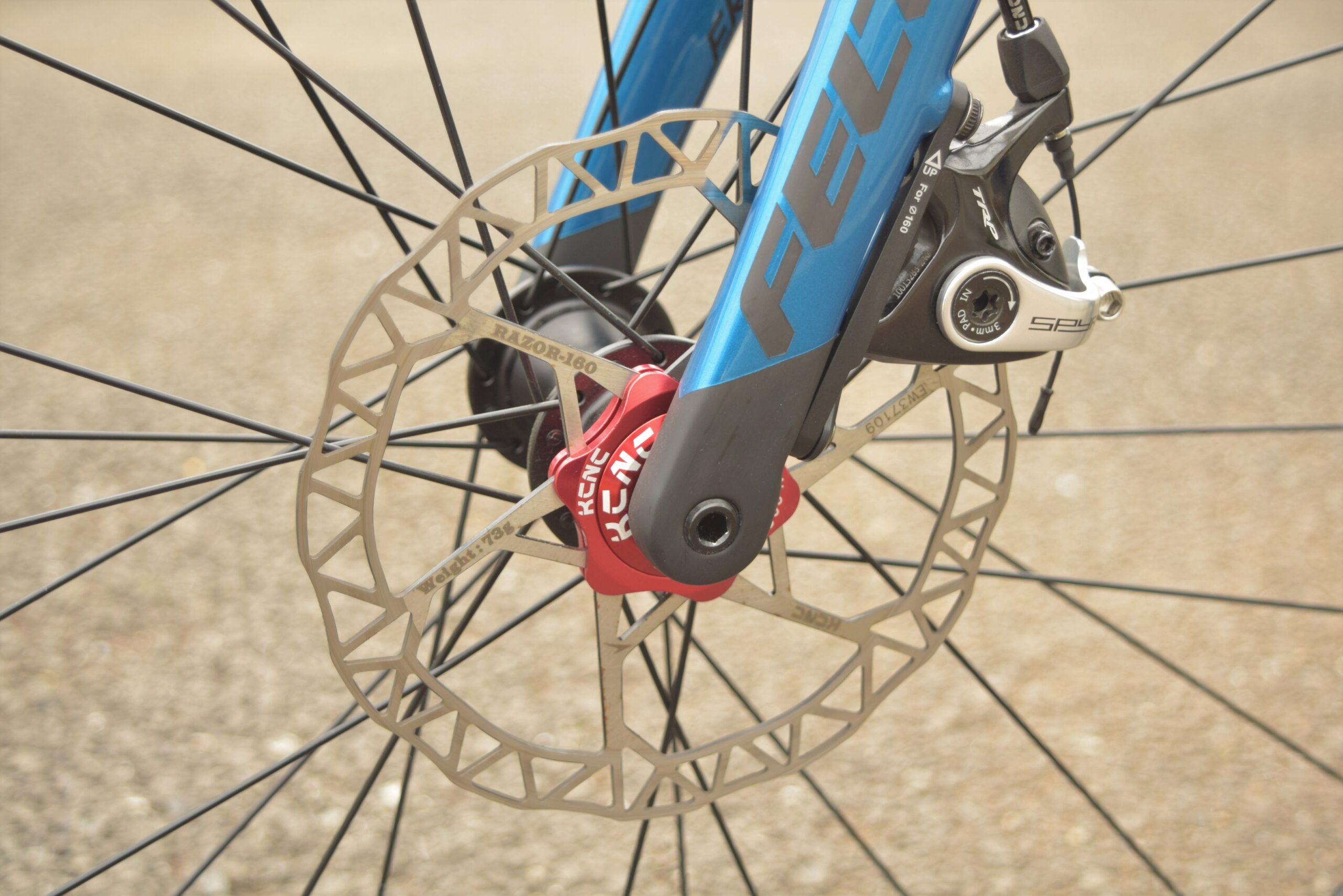 KCNCでディスクロード軽量化!! 肉抜きカラースペーサープレゼント