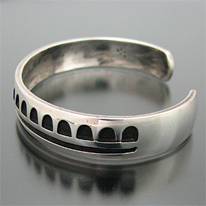 ホピ族 Bernard Dawahoya/バーナード・ダワホヤ オーバーレイ バングル