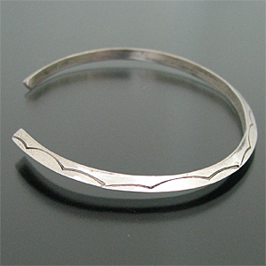 NAVAJO/ナバホ族 Tahe スタンプワーク シルバー バングル