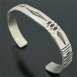 ナバホ族 Jennifer Curtis スタンプワーク ヘビーゲージ バングル