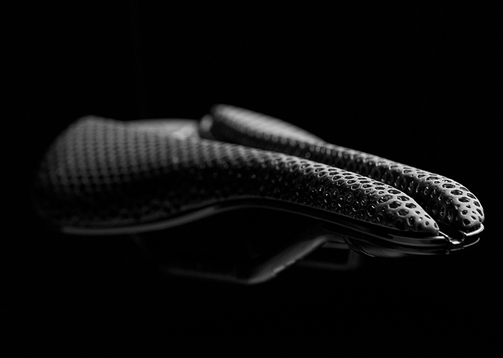 フィジーク：新製品情報】BACK IN BLACK. 未来のサドルをすべての