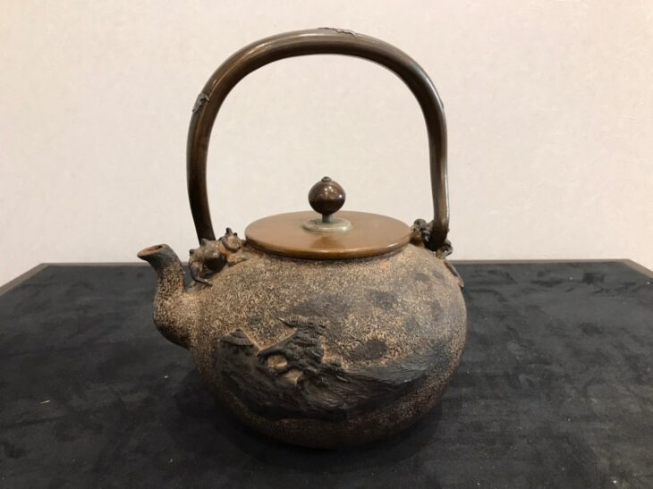 亀文堂 蝙蝠象嵌 鉄瓶』 ｜骨董品買取 緑和堂