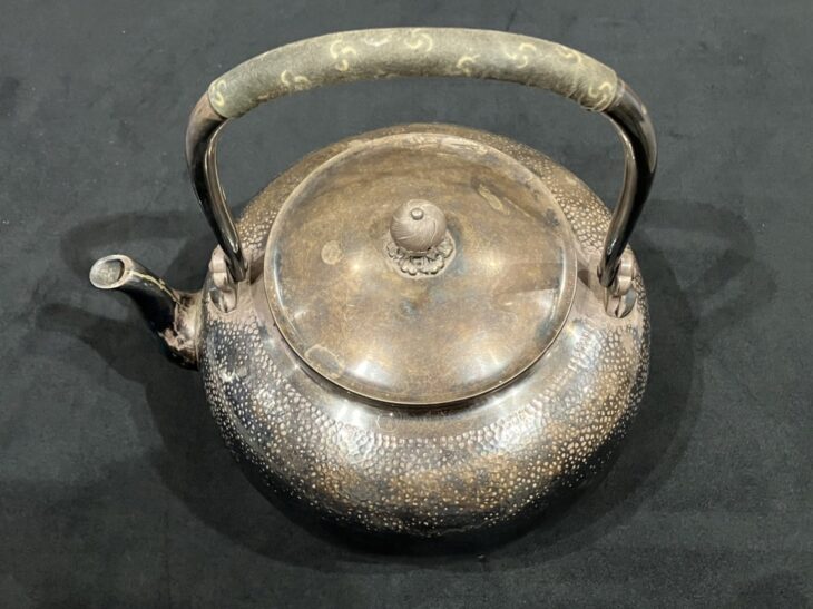 一鶴斎 作『純銀 望月形 鎚目 湯沸』 ｜骨董品買取 緑和堂
