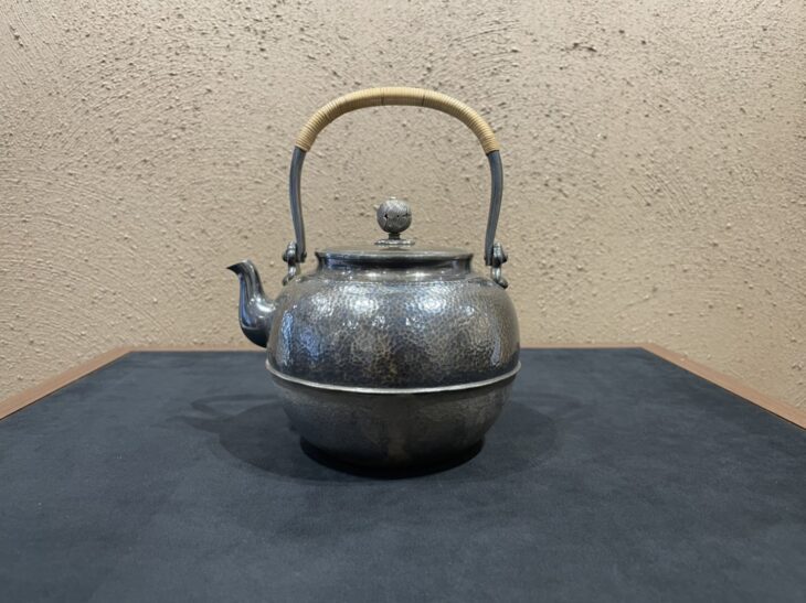 一鶴斎 造『純銀 望月形 鎚目 湯沸』 ｜骨董品買取 緑和堂