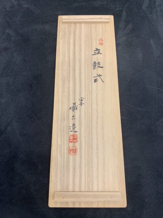 秦蔵六 作「立鼓式 塗金銅花器 」 ｜骨董品買取 緑和堂