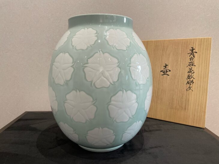 井上萬二 作『青白磁花紋彫文 壷』をお譲り頂きました。 ｜骨董品買取