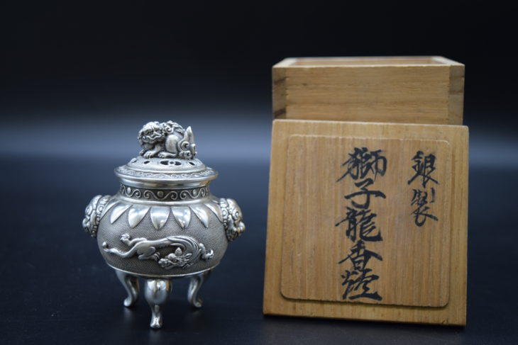 釘谷洞石 作『銀製 獅子龍香炉』 ｜骨董品買取 緑和堂
