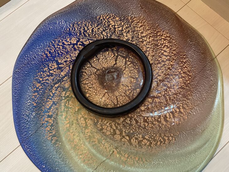 稲嶺盛吉 琉球ガラス『土紋台付大皿』 ｜骨董品買取 緑和堂