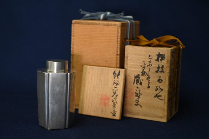 秦蔵六 作 『純錫六花式茶壷』 ｜骨董品買取 緑和堂