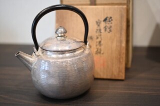 秦蔵六 作 『純銀 寶珠式湯瓶』 ｜骨董品買取 緑和堂