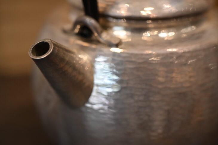 秦蔵六 作 『純銀 寶珠式湯瓶』 ｜骨董品買取 緑和堂