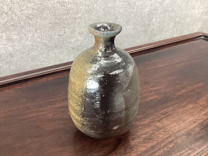 伊勢崎淳 『備前 黒徳利』 ｜骨董品買取 緑和堂