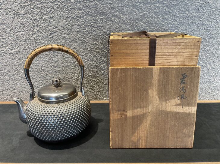 竹影堂作 『純銀製 霰湯沸』 ｜骨董品買取 緑和堂