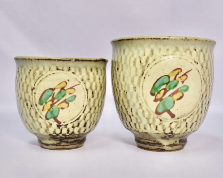 島岡達三『象嵌赤絵草花文夫婦湯呑』 ｜骨董品買取 緑和堂