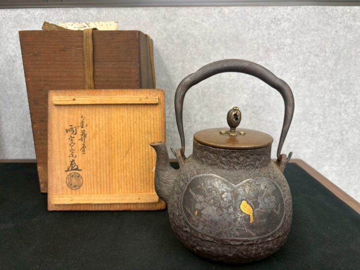金寿堂 雨宮宗 『金銀象嵌鉄瓶』 ｜骨董品買取 緑和堂