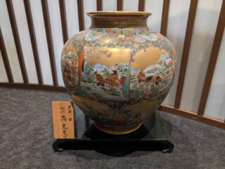 十三代 酒井田柿右衛門 作『濁手 ぼけ文 ぐい吞み』 買取価格相場