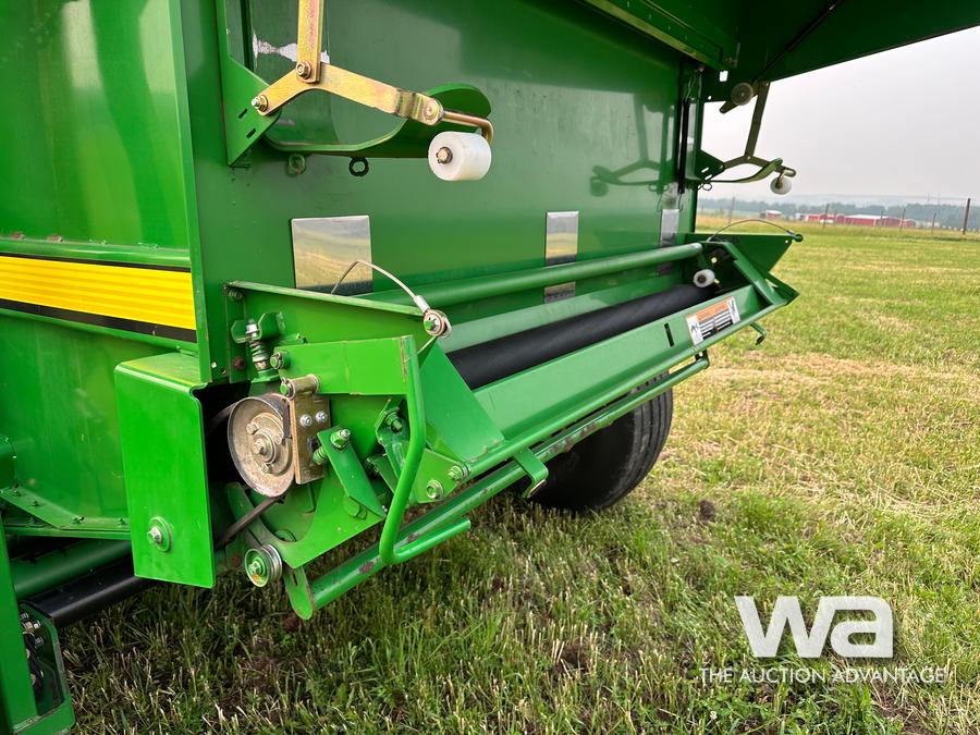 2011 JOHN DEERE 568 ROUND BALER