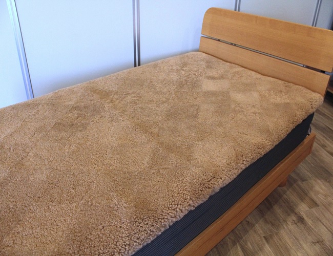 ムートンシーツの弾力性と身体へのフィット感 日本ムートン ムートン