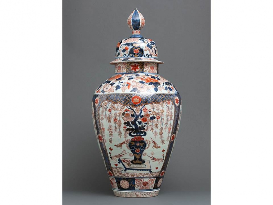 色絵磁器蝶図壺 (未使用 新品同様) 色絵磁器蝶図壺 (未使用 新品同様