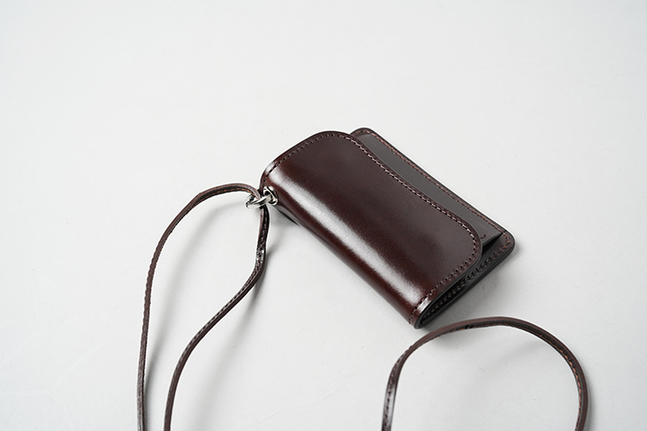 多機能コインケース・SADDLE PULL UP TONGUE (EYELET)についてのお話