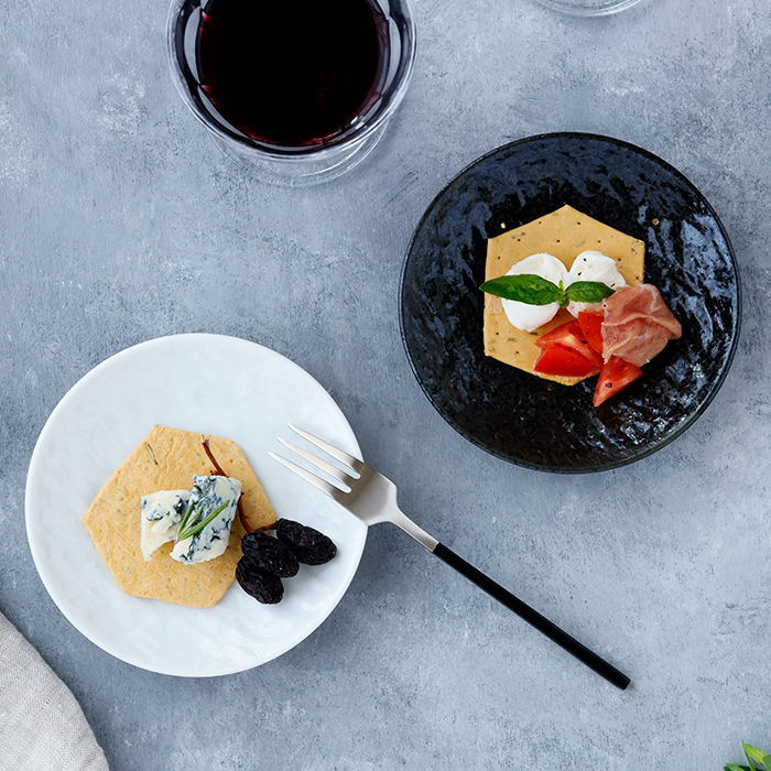 テーブルに高級感をもたらすプレート。