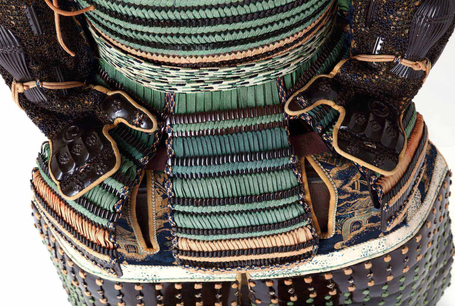 鉄黒漆塗切付小札萌黄糸威裾紅二枚胴具足／ホームメイト