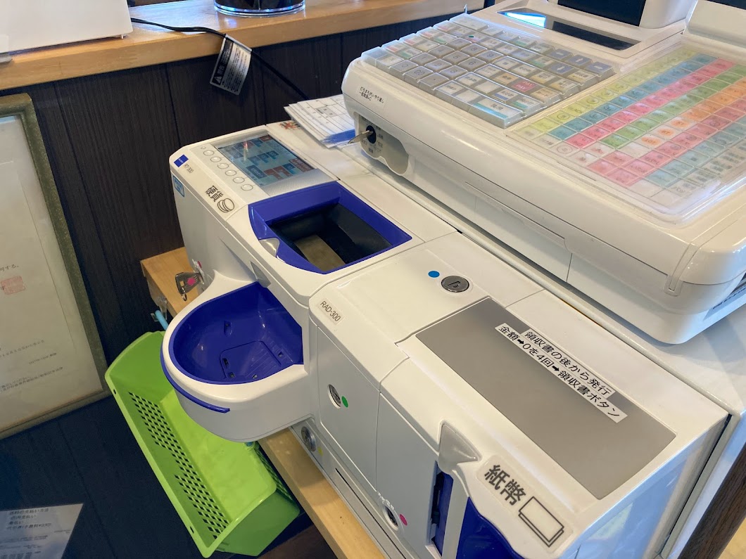 麺家 香湯らーめん 様（自動釣銭機） - 株式会社TOWA | 液晶看板