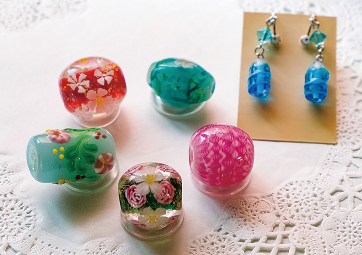 とんぼ玉の楽しさ伝える 中白根在住・吉田さん | 旭区・瀬谷区