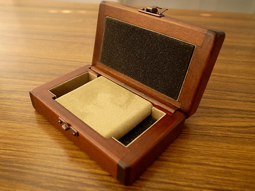 携帯用腕時計ケース [枕,布貼り,スポンジ,パッチン錠,フタ]