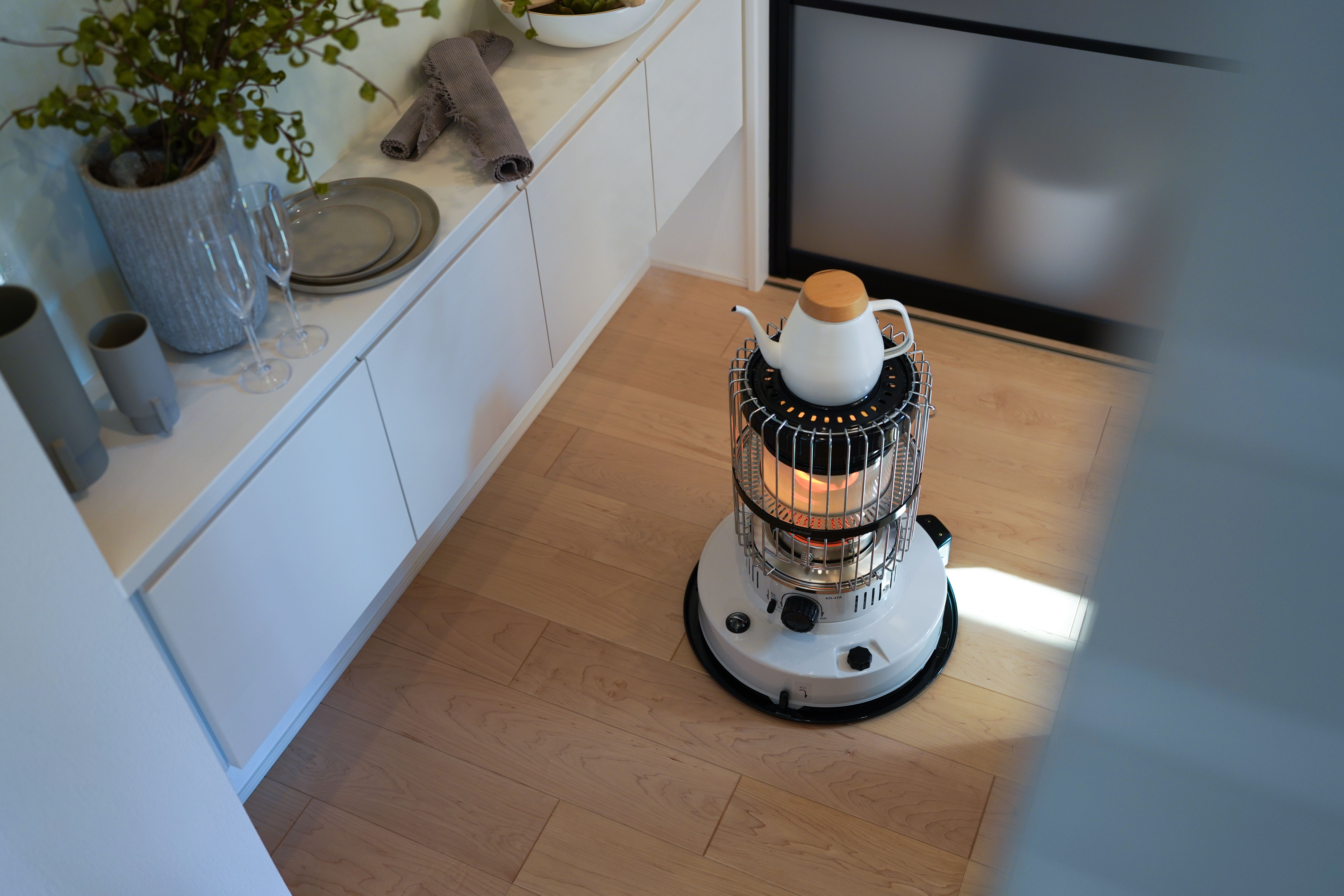 石油ストーブの新色登場。グレージュ、グレー、ホワイト、ブラックの4