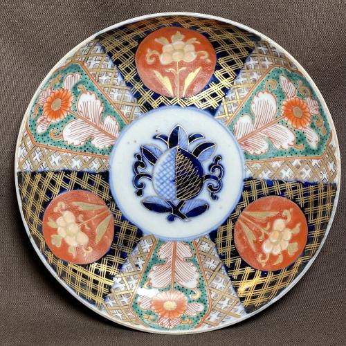 桃に小菊図赤絵金彩中皿 /514│埼玉県熊谷市のの骨董品専門店「雑貨と