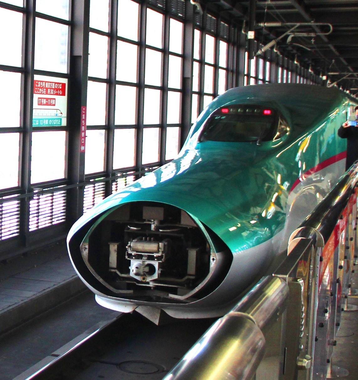 The Tohoku Shinkansen is connected / separated by Hayabusa
