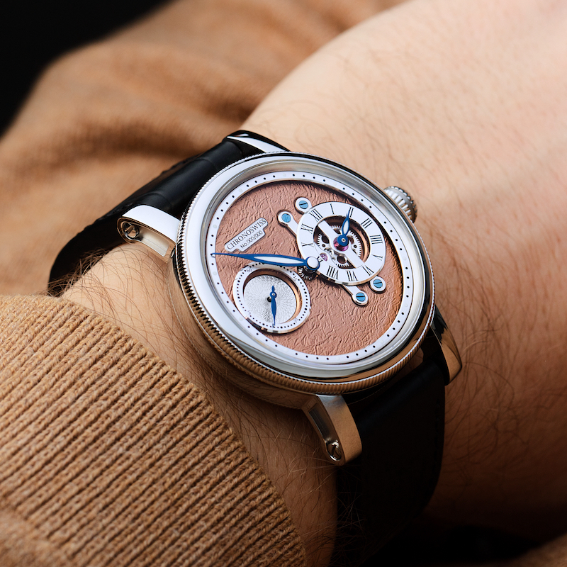 クロノスイスの真骨頂「水平レギュレーター」に新作 | ニュース | 時計