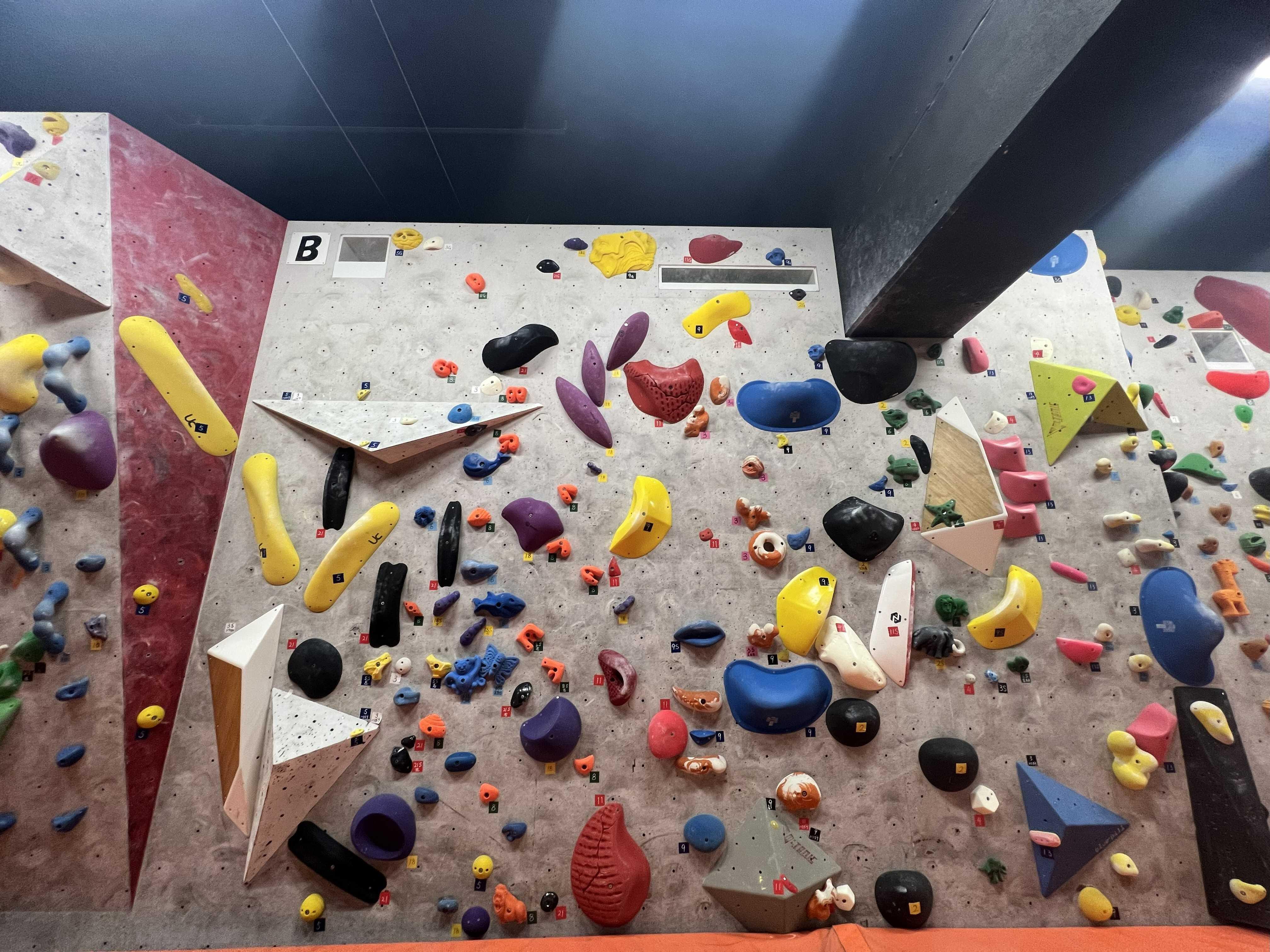 ボルダリングエリア】 A・B壁ルートセット完了のお知らせ| 屋内型