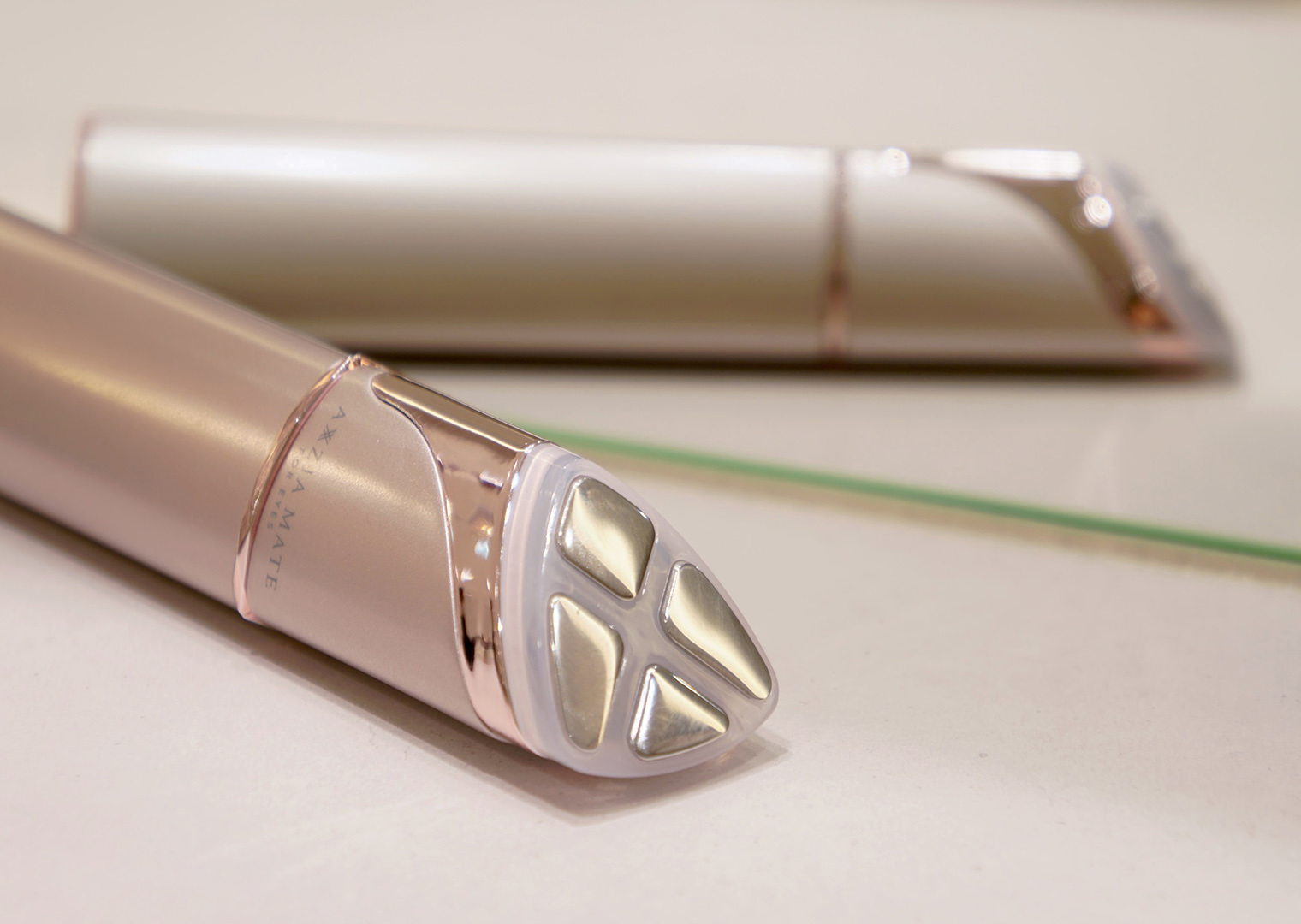 顔の印象を決める「目もと」のケアに！〈AXXZIA (アクシージア)〉の目