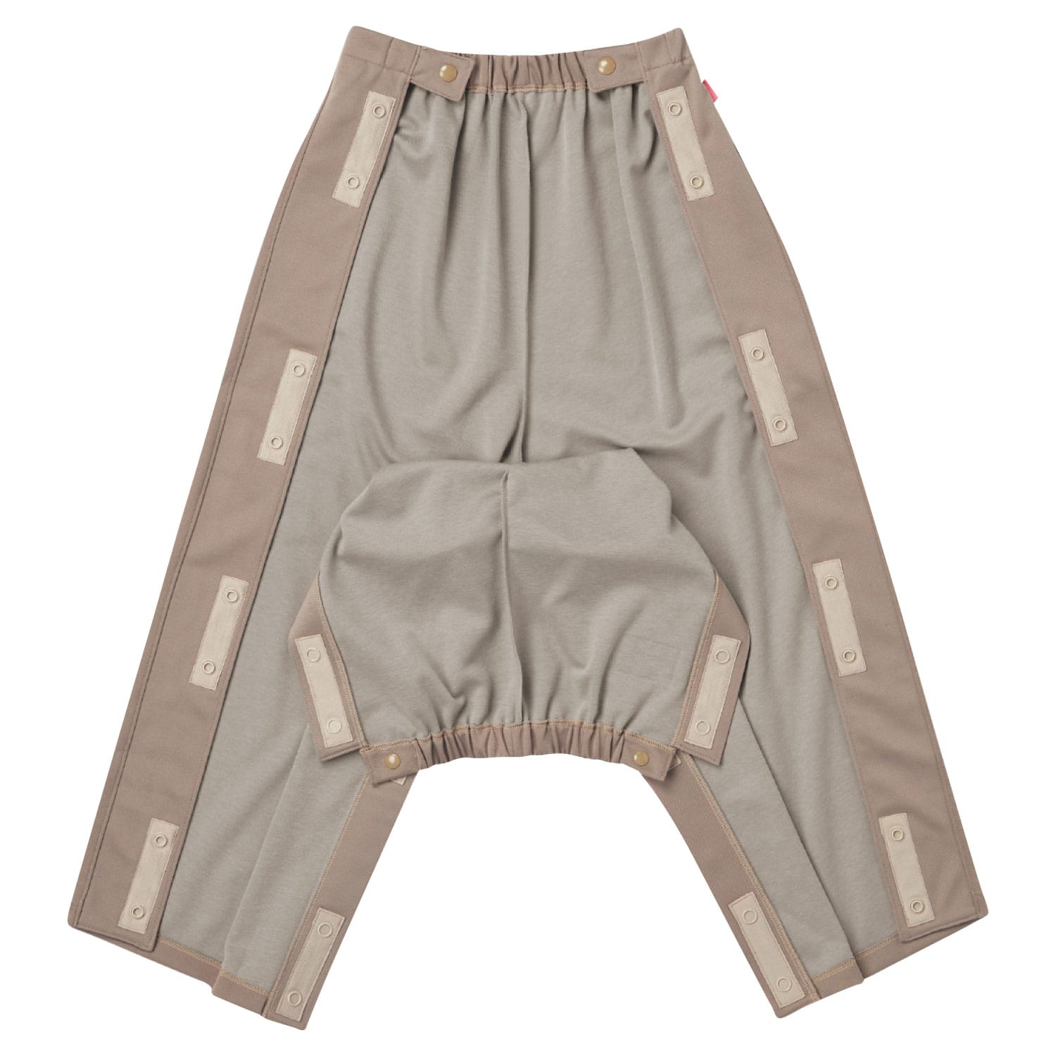 両脇が全開できるパンツ