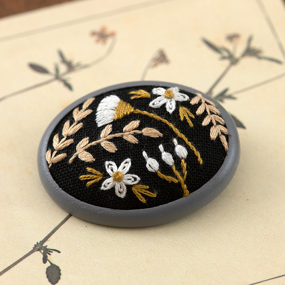 暮らしを彩る花刺繍［木枠の野草ブローチ］: キット｜手づくりタウン
