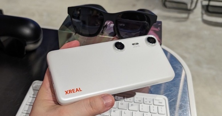 XREAL Beam Pro発表、3万2980円から。3Dカメラ搭載、ARグラス専用の