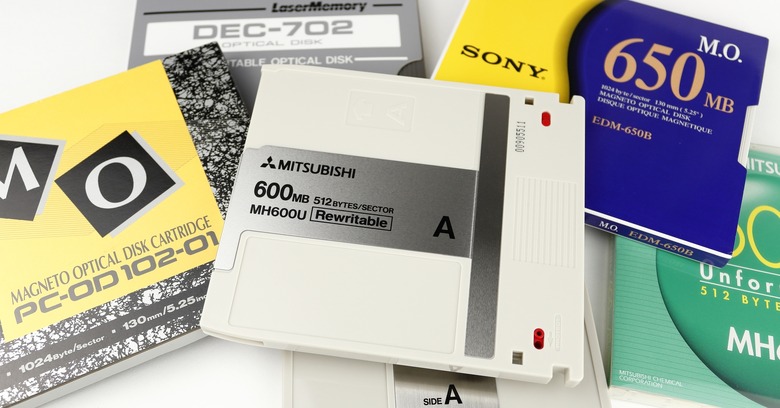 肉眼でも情報が読める？ISO規格化第1世代の光磁気ディスク 5.25インチ