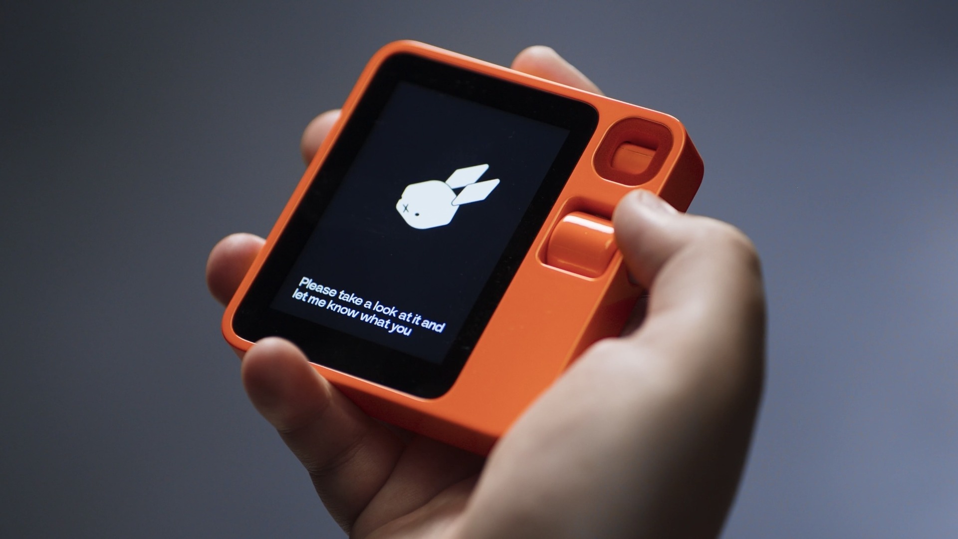 モバイルAI端末rabbit r1発表。ウサギAIがアプリを代わりに操作して