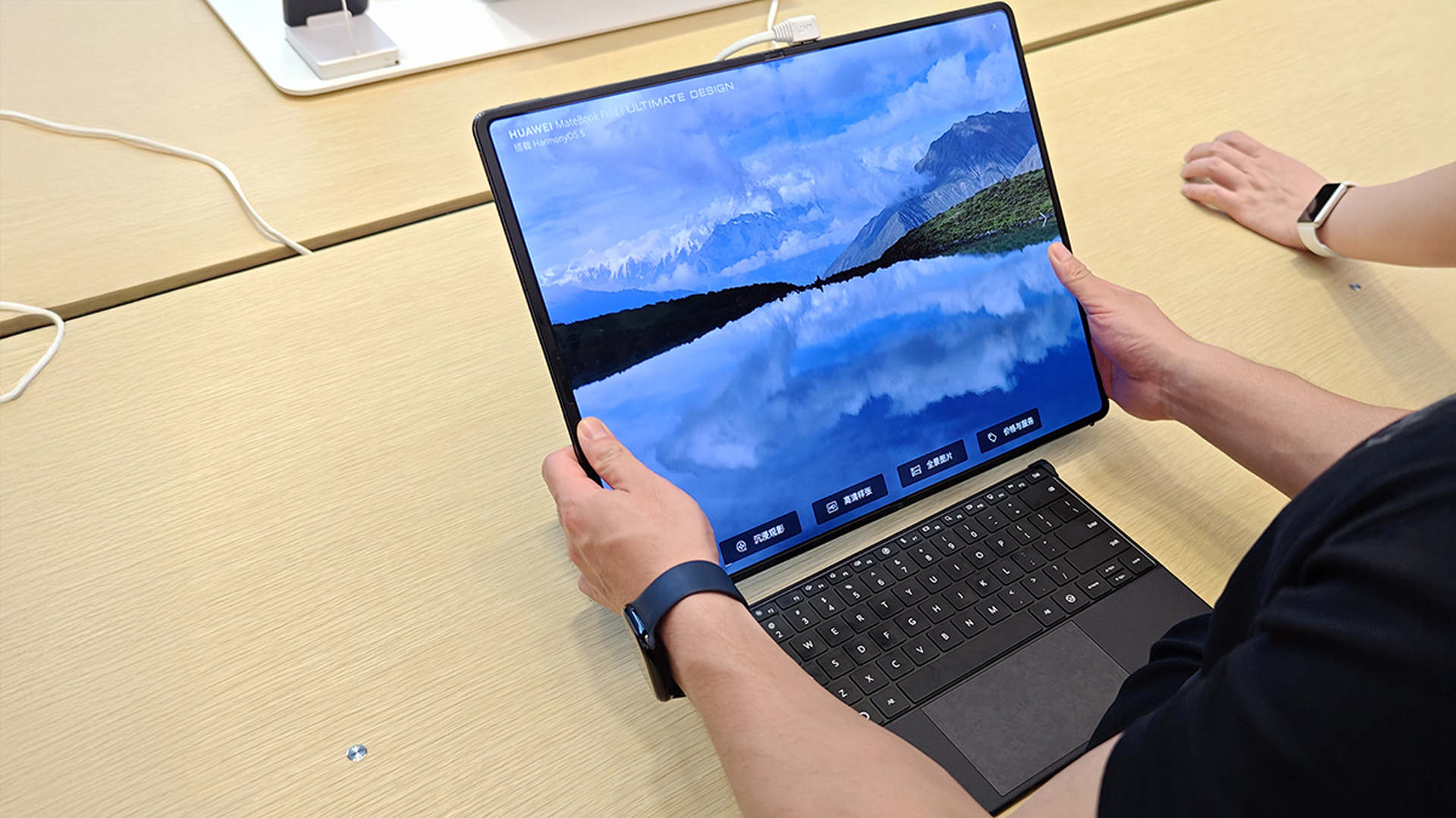 18インチのフォルダブル・ノート「MateBook Fold Ultimate Design」を