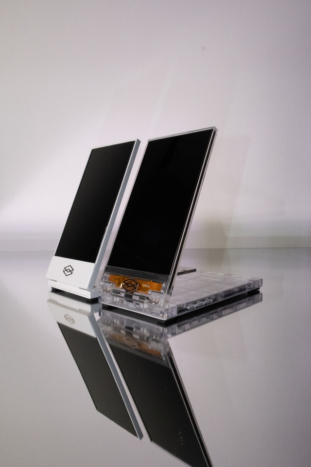 現実の魔法具、iPhoneサイズの立体映像装置「Looking Glass Go」。2台