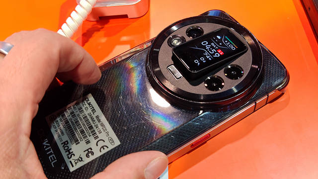 これぞ「変態スマホ」。背面にイヤホン内蔵→取り外してスマートバンド