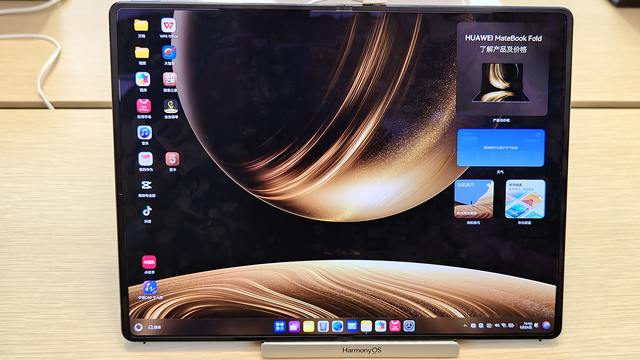 18インチのフォルダブル・ノート「MateBook Fold Ultimate Design」を