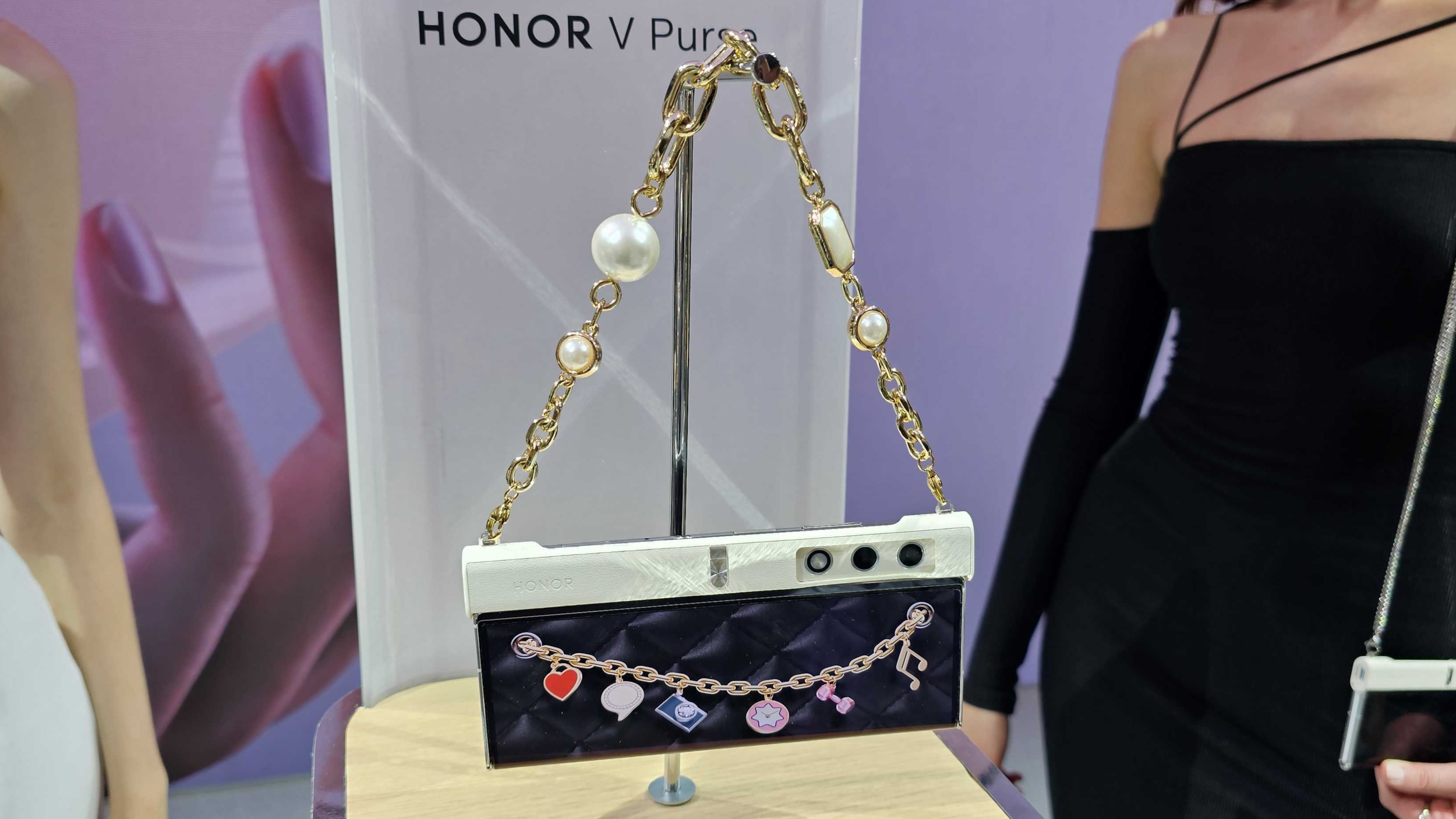 Honor V Purse Folding Phone Is an Accident Waiting To Happen