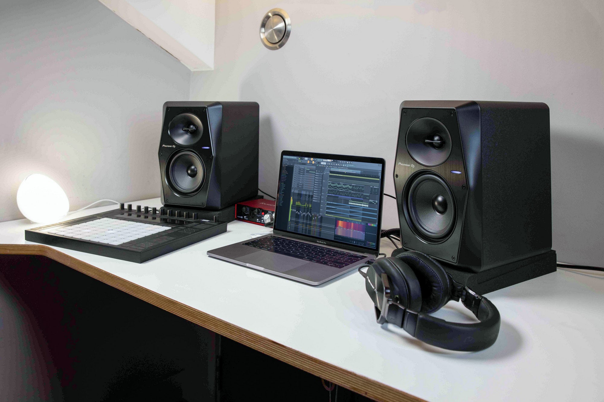 Pioneer DJ VM-70 powered speaker: Accurate sound, reasonable price