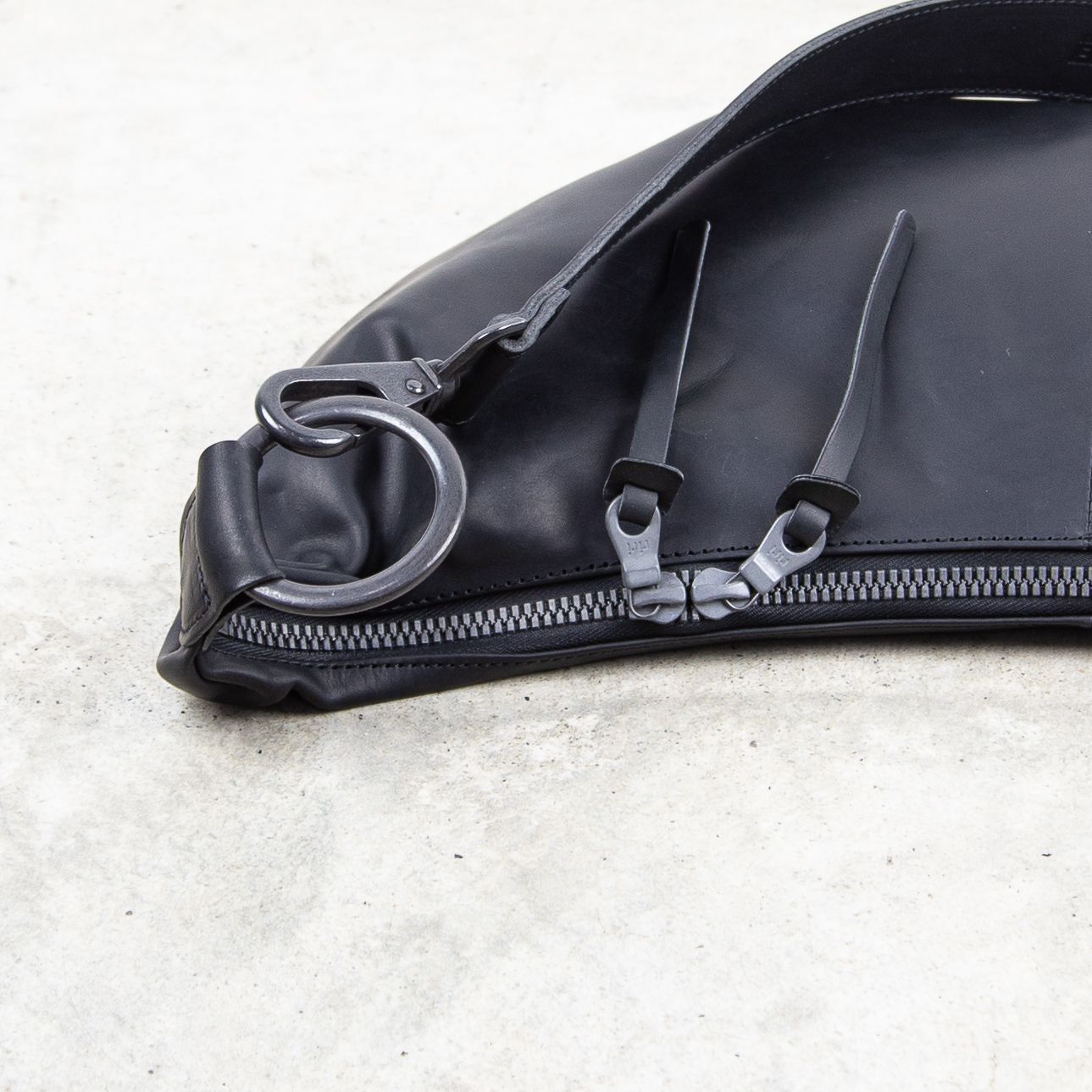 ISAMU KATAYAMA BACKLASH - GUIDI CALF SHOULDER BAG【MEDIUM