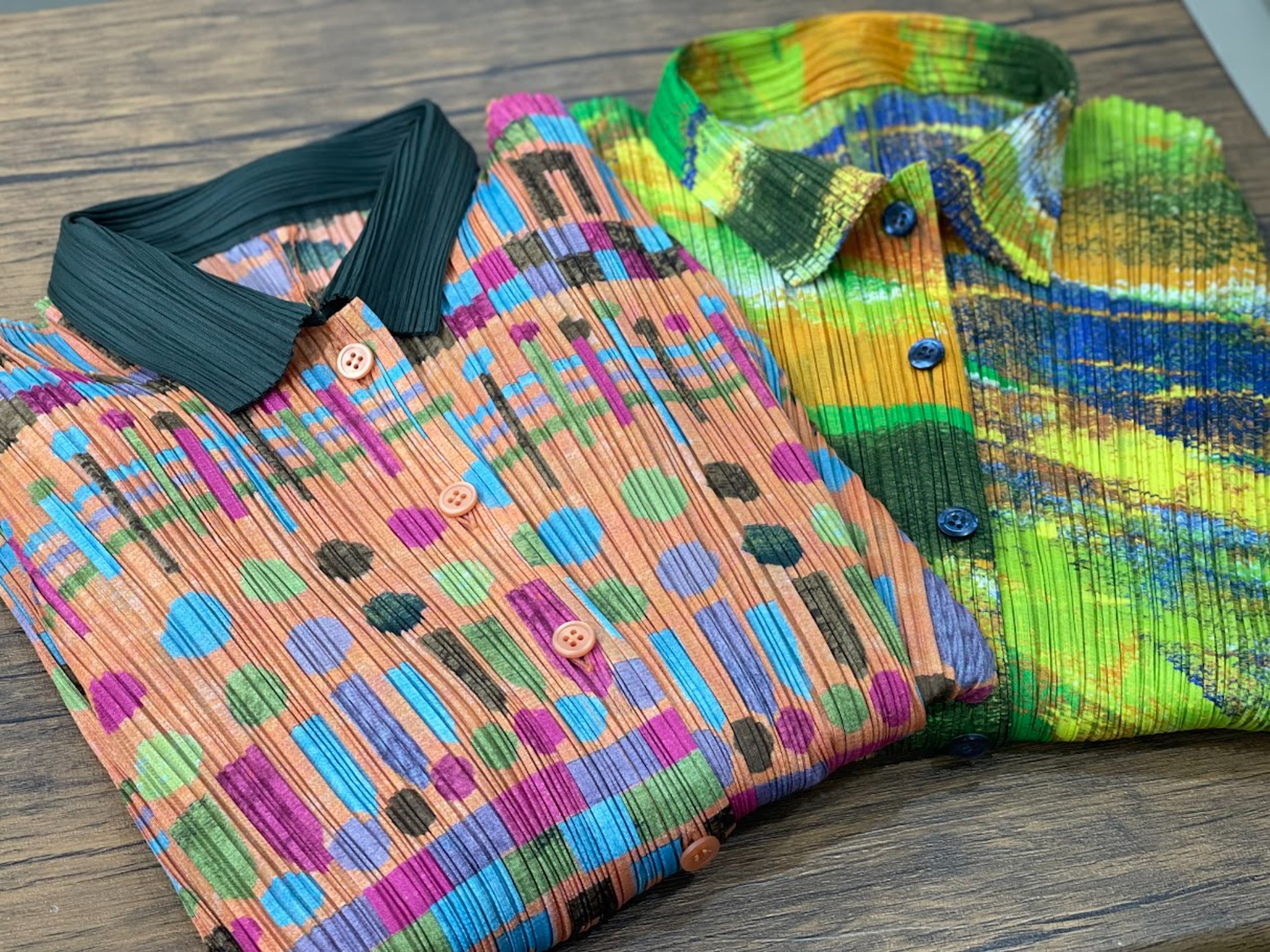 PLEATS PLEASE／プリーツプリーズ】より総柄プリーツシャツ2点が入荷