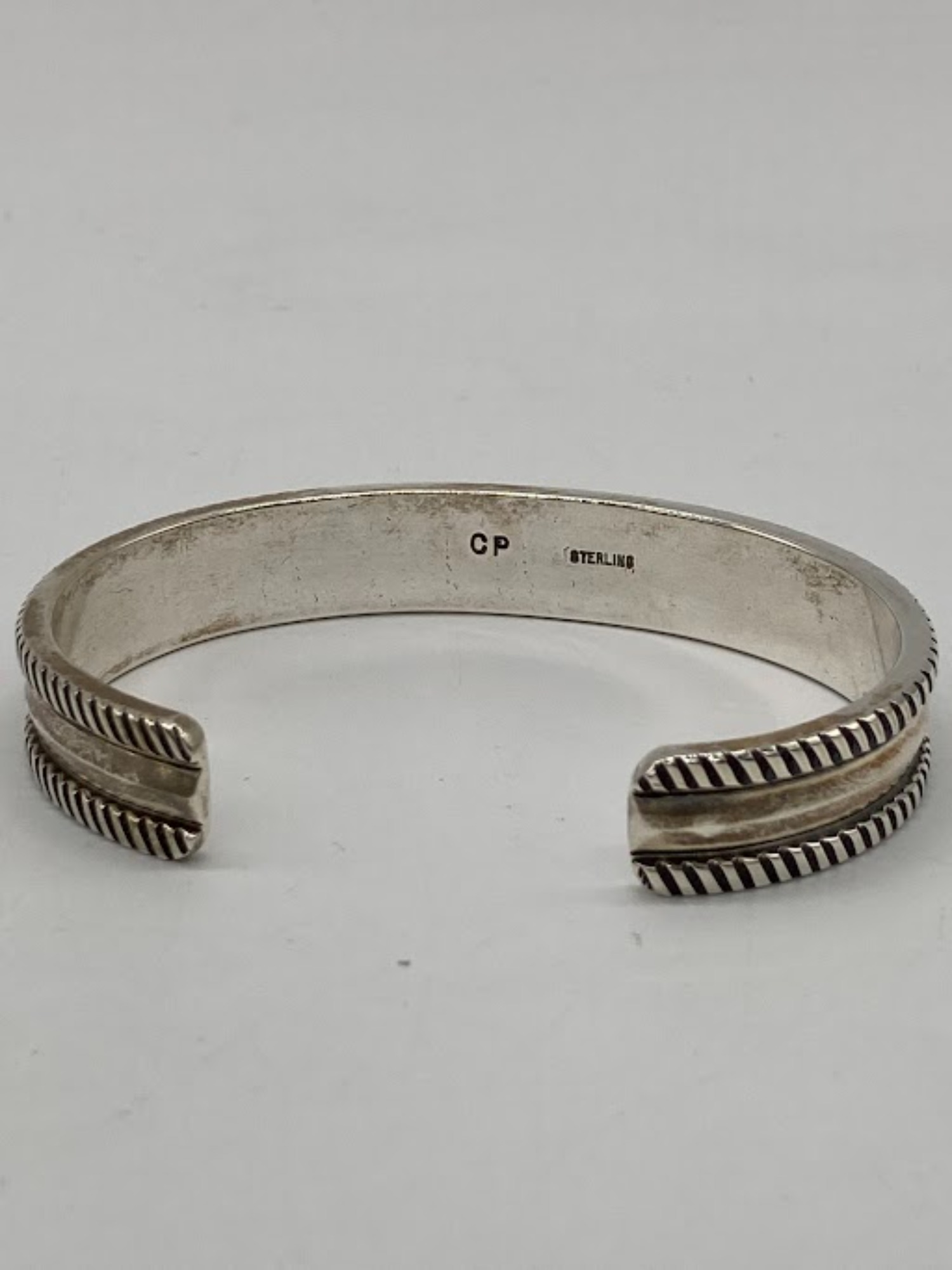 インディアンジュエリー【NAVAJO／ナバホ】より、チゼルワークバングル